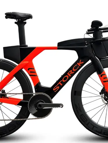 Das Storck Aero3 ist ein leichtes Zeitfahrrad mit Aero-Cockpit und Scheibenbremsen in auffälliger schwarz-orangener Farbgebung, das für Geschwindigkeit und Agilität konzipiert ist.