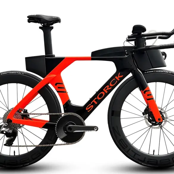 Das Storck Aero3 ist ein leichtes Zeitfahrrad mit Aero-Cockpit und Scheibenbremsen in auffälliger schwarz-orangener Farbgebung, das für Geschwindigkeit und Agilität konzipiert ist.