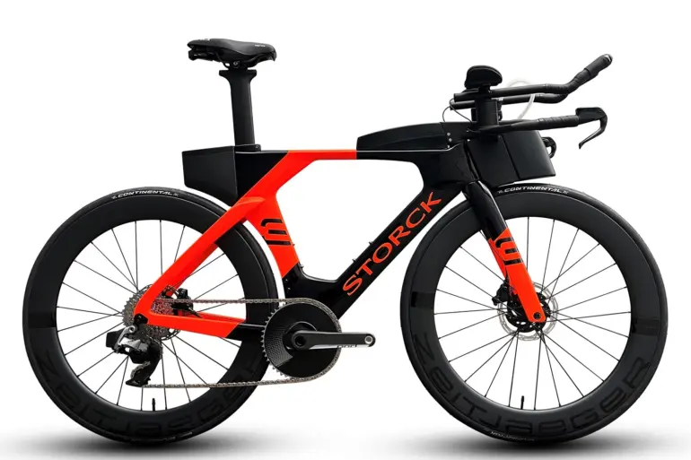 Das Storck Aero3 ist ein leichtes Zeitfahrrad mit Aero-Cockpit und Scheibenbremsen in auffälliger schwarz-orangener Farbgebung, das für Geschwindigkeit und Agilität konzipiert ist.