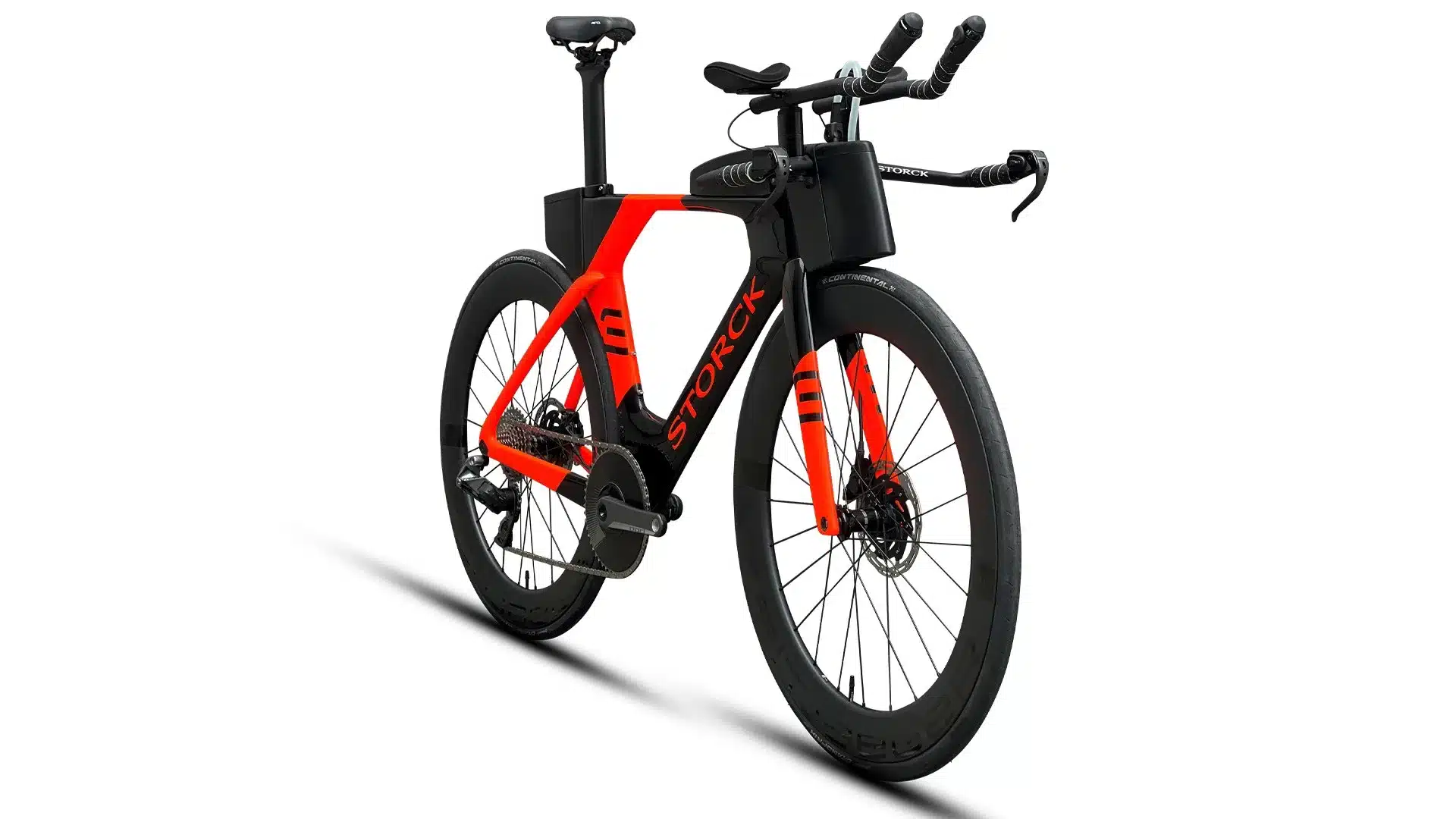 Schwarz-rotes Storck Aero3 Zeitfahrrad mit Aero-Cockpit, im Studio aufgenommen.