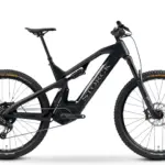 Schwarz lackiertes E-MTB der Marke Storck mit voller Federung und 29-Zoll-Laufrädern, das Modell e:drenalin.2 SRS, abgebildet auf weißem Hintergrund.