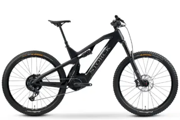 Schwarz lackiertes E-MTB der Marke Storck mit voller Federung und 29-Zoll-Laufrädern, das Modell e:drenalin.2 SRS, abgebildet auf weißem Hintergrund.