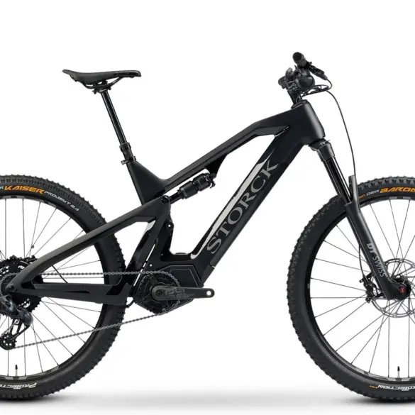 Schwarz lackiertes E-MTB der Marke Storck mit voller Federung und 29-Zoll-Laufrädern, das Modell e:drenalin.2 SRS, abgebildet auf weißem Hintergrund.
