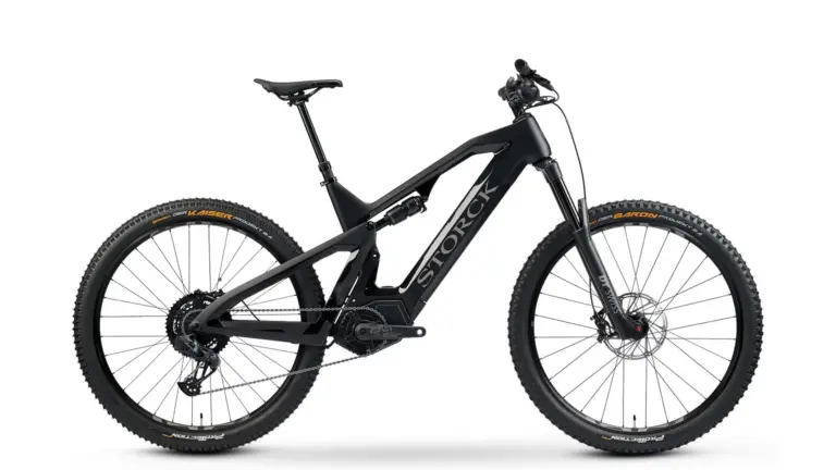 Schwarz lackiertes E-MTB der Marke Storck mit voller Federung und 29-Zoll-Laufrädern, das Modell e:drenalin.2 SRS, abgebildet auf weißem Hintergrund.