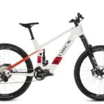 Vorderansicht eines Storck e:drenic.2 Enduro E-Mountainbikes mit Carbonrahmen in Weiß und roten Details.