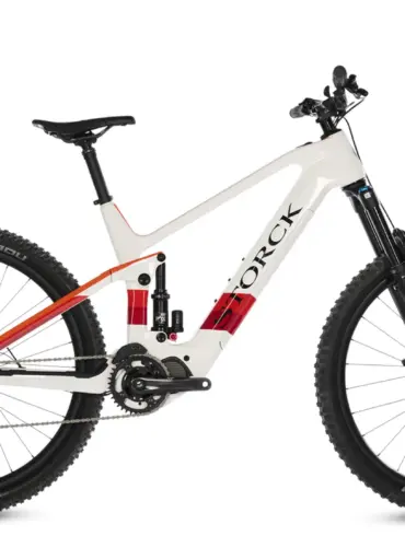 Vorderansicht eines Storck e:drenic.2 Enduro E-Mountainbikes mit Carbonrahmen in Weiß und roten Details.