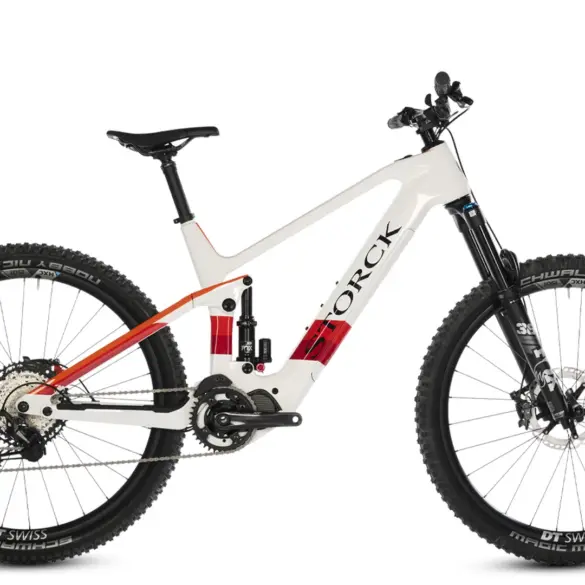 Vorderansicht eines Storck e:drenic.2 Enduro E-Mountainbikes mit Carbonrahmen in Weiß und roten Details.