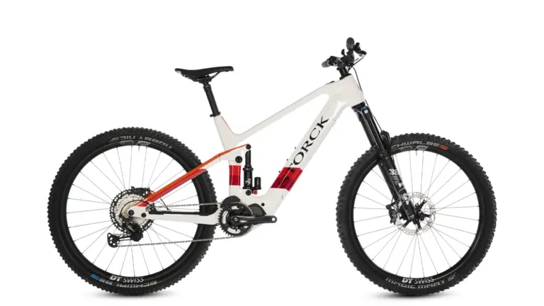 Vorderansicht eines Storck e:drenic.2 Enduro E-Mountainbikes mit Carbonrahmen in Weiß und roten Details.