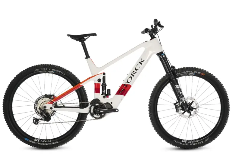 Vorderansicht eines Storck e:drenic.2 Enduro E-Mountainbikes mit Carbonrahmen in Weiß und roten Details.