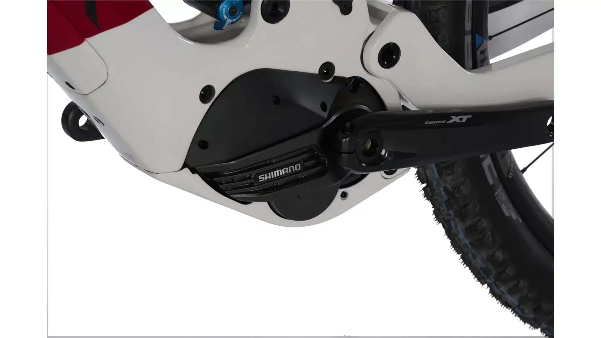 Nahaufnahme des weißen Carbonrahmens eines Storck e:drenic.2 E-Mountainbikes, mit Fokus auf den schwarzen Shimano EP8 Mittelmotor und die Shimano Deore XT Kurbel.