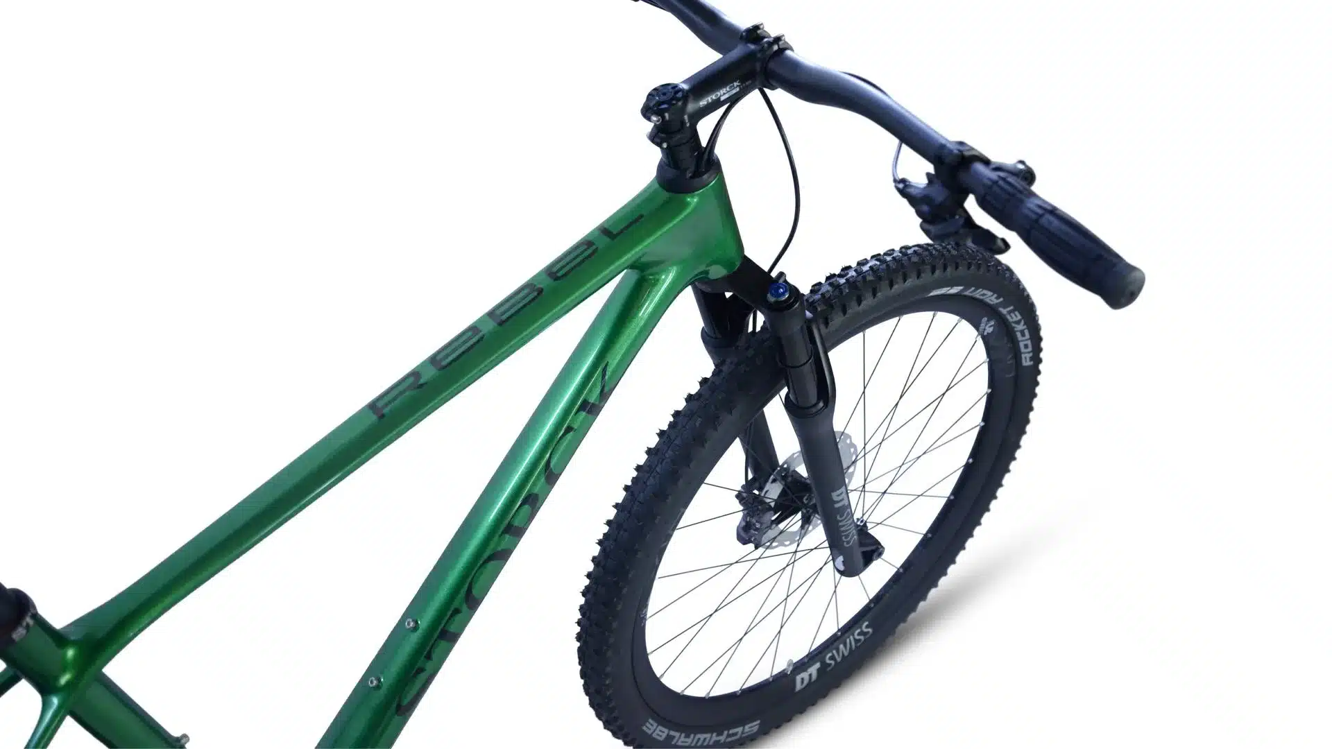 Grünes Storck Rebel.4 Mountainbike mit Fokus auf den Rahmen, Lenker und die Vorderradgabel, aufgenommen aus einer oberen Perspektive.