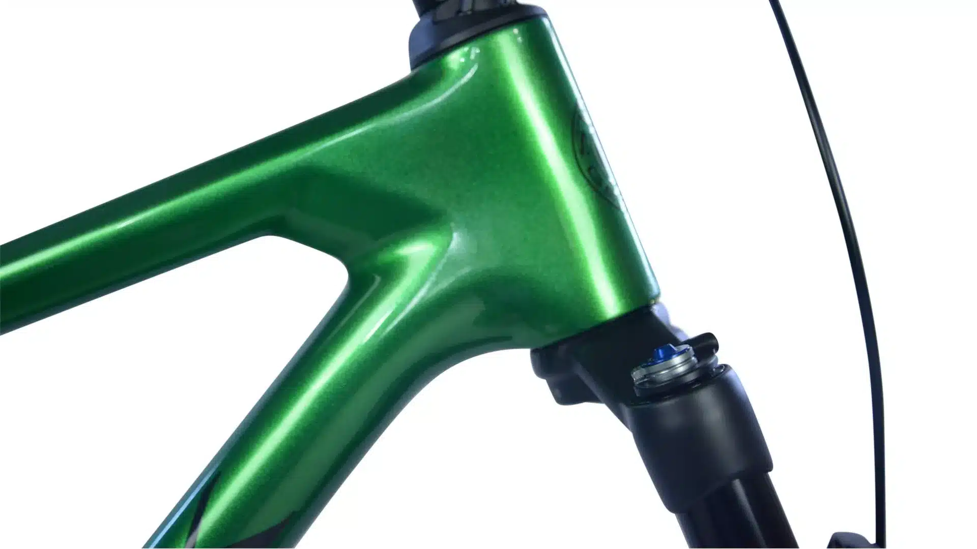 Grüner, glänzender Carbonrahmen eines Storck Rebel.4 Mountainbikes mit Fokus auf den Bereich um das Steuerrohr und die obere Aufnahme der Federgabel.