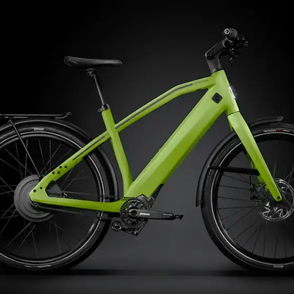 Seitenansicht eines grünen Stromer ST2 Pinion E-Bikes vor schwarzem Hintergrund
