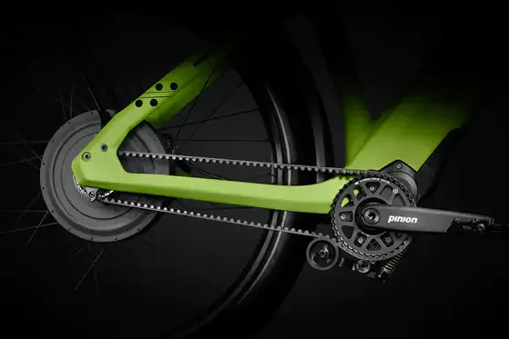 Nahaufnahme des grünen Stromer ST2 Pinion E-Bikes mit Pinion-Getriebe und Carbon-Riemenantrieb