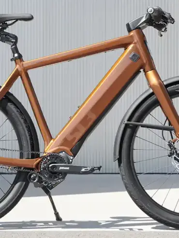 Stromer ST3 Pinion S-Pedelec in Ipanema Brown mit Riemenantrieb und Gepäckträger, seitliche Ansicht