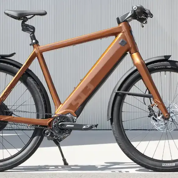 Stromer ST3 Pinion S-Pedelec in Ipanema Brown mit Riemenantrieb und Gepäckträger, seitliche Ansicht