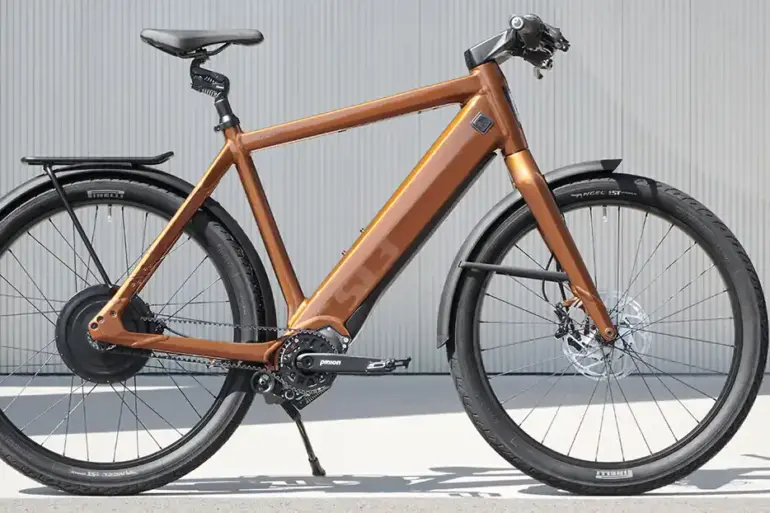 Stromer ST3 Pinion S-Pedelec in Ipanema Brown mit Riemenantrieb und Gepäckträger, seitliche Ansicht