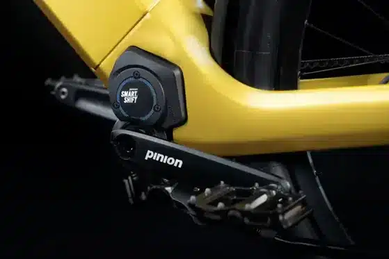 Nahaufnahme der Pinion Smart Shift C1.12i-Schaltung und des Antriebs am gelben Stromer ST7 E-Bike