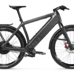 Stromer ST7 E-Bike in der Farbe Dark Platinum, Seitenansicht auf weißem Hintergrund