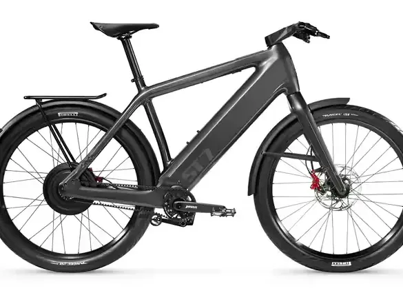 Stromer ST7 E-Bike in der Farbe Dark Platinum, Seitenansicht auf weißem Hintergrund