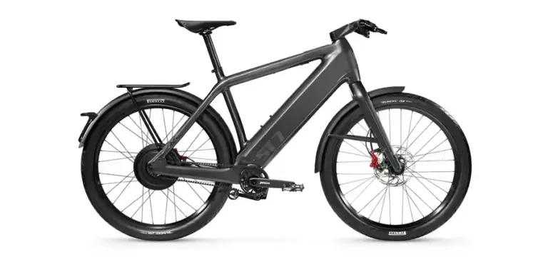 Stromer ST7 E-Bike in der Farbe Dark Platinum, Seitenansicht auf weißem Hintergrund