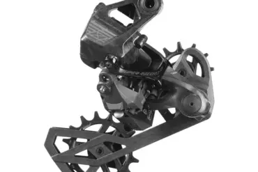 Campagnolo Super Record X Schaltwerk in Nahaufnahme, freigestellt vor weißem Hintergrund