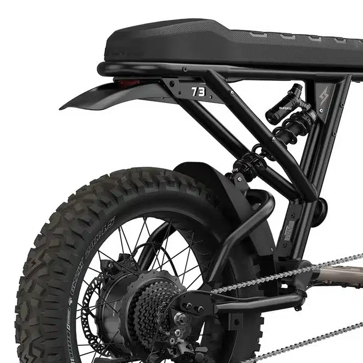 Nahaufnahme des Hinterrads mit breitem Profilreifen, der Kassette, des Motors und der Federung eines schwarzen SUPER73-R Adventure Core E-Bikes.