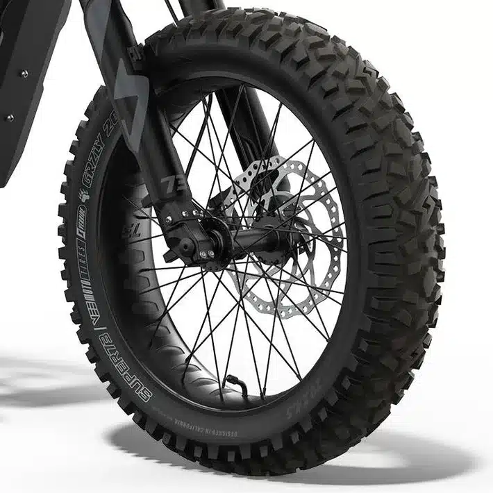 Das Vorderrad eines SUPER73-R Adventure Core E-Bikes mit grobstolliger Bereifung, Felge und Federung.