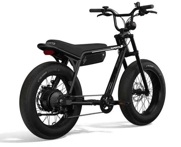 Schwarz lackiertes SUPER73-Z Miami E-Bike mit breiten Reifen, auffälligem Lenker und charakteristischem Rahmen.
