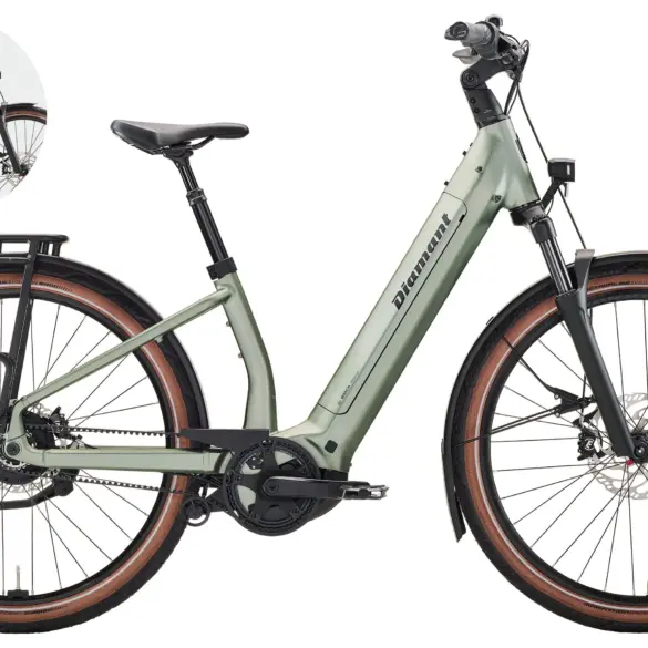 Hellgrünes Diamant Suvea Style 600 Wh Touren-E-Bike mit schwarzem Gepäckträger und orangefarbenen Packsäcken am Lenker.