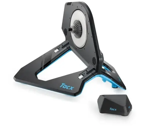 Tacx Neo 2T Smart-Trainer von Garmin mit Vorderradstütze, freigestellt auf weißem Hintergrund