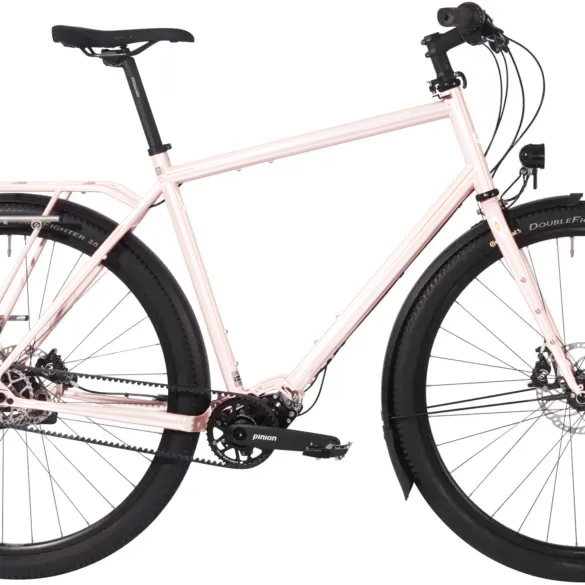 Orangefarbenes Tout Terrain Tanami Fahrrad mit schwarzen Schutzblechen, integriertem Gepäckträger und Pinion Antrieb, ideal für Allroad- und Tourenfahrten.