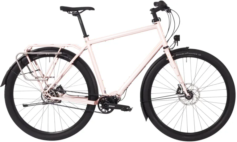Orangefarbenes Tout Terrain Tanami Fahrrad mit schwarzen Schutzblechen, integriertem Gepäckträger und Pinion Antrieb, ideal für Allroad- und Tourenfahrten.
