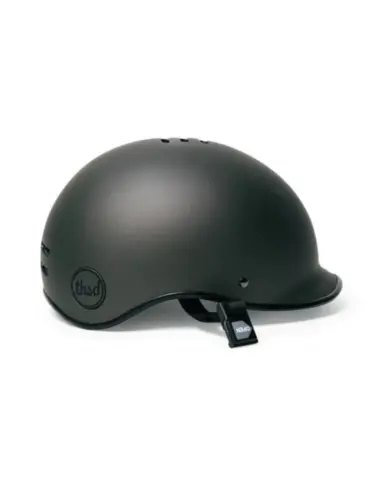 Seitenansicht eines mattschwarzen Thousand Heritage Fahrradhelms mit dezentem Logo und magnetischem Verschluss.