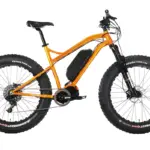 Eine orangefarbenes E-Fat-Bike namens "Titan" mit breiten Reifen und einer Batterie am Unterrohr, isoliert auf weißem Hintergrund.