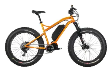 Eine orangefarbenes E-Fat-Bike namens "Titan" mit breiten Reifen und einer Batterie am Unterrohr, isoliert auf weißem Hintergrund.