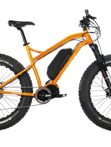 Eine orangefarbenes E-Fat-Bike namens "Titan" mit breiten Reifen und einer Batterie am Unterrohr, isoliert auf weißem Hintergrund.