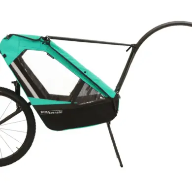 Seitliche Ansicht des Tout Terrain Singletrailer II Sport Kinderanhängers in Türkis und Schwarz mit einem großen Rad und Anbindestange.