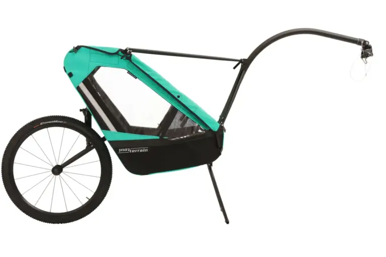 Seitliche Ansicht des Tout Terrain Singletrailer II Sport Kinderanhängers in Türkis und Schwarz mit einem großen Rad und Anbindestange.