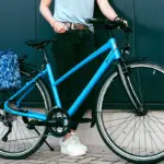 Blaues Maxcycles Traffix 2 Stadtrad mit Gepäckträgertasche