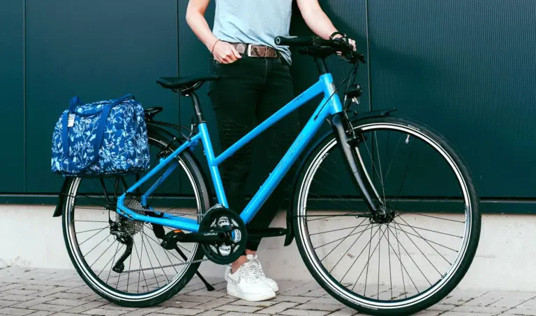 Blaues Maxcycles Traffix 2 Stadtrad mit Gepäckträgertasche
