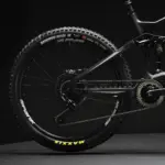 Detailaufnahme des Hinterbaus eines HPC Trailblazer PRO E-Enduro Bikes mit Fokus auf das große Kassettensystem, die Kette, das Antriebsritzel und den Dämpfer.