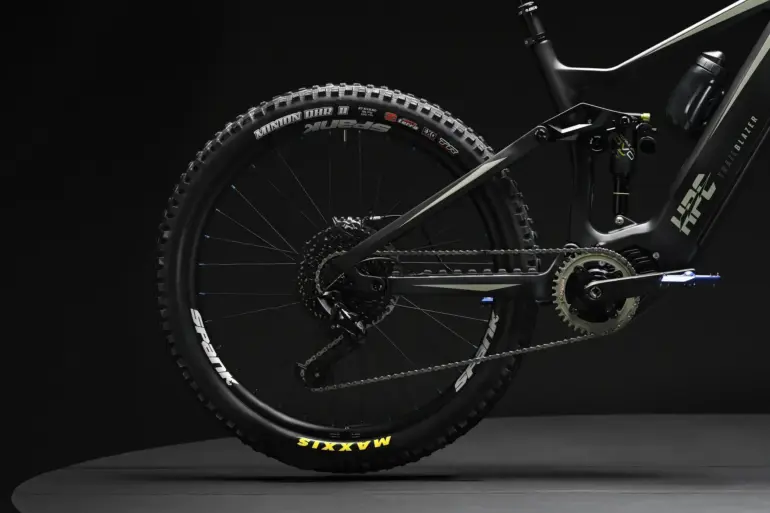 Detailaufnahme des Hinterbaus eines HPC Trailblazer PRO E-Enduro Bikes mit Fokus auf das große Kassettensystem, die Kette, das Antriebsritzel und den Dämpfer.