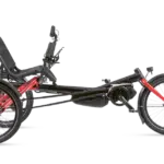 Seitliche Ansicht eines schwarzen Hase Trigo Dreirads mit roten Vordergabeln und Felgen, ausgestattet mit Gepäckträger und Schutzblechen.