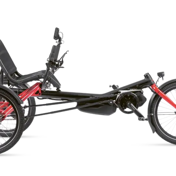 Seitliche Ansicht eines schwarzen Hase Trigo Dreirads mit roten Vordergabeln und Felgen, ausgestattet mit Gepäckträger und Schutzblechen.
