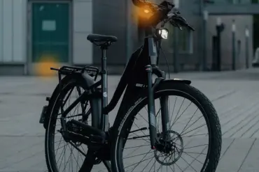 E-Bike mit aktiviertem TURNTEC T4 Blinker-System von Busch + Müller, Blinker leuchten vorne und hinten