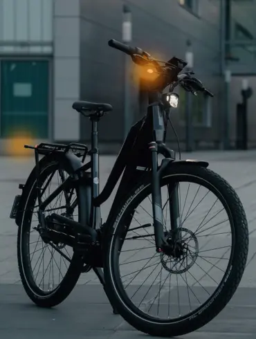 E-Bike mit aktiviertem TURNTEC T4 Blinker-System von Busch + Müller, Blinker leuchten vorne und hinten