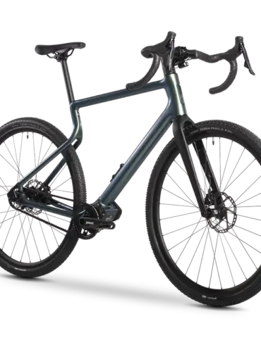 Das Urwahn WALDWIESEL Gravel E-Bike mit Softride-Stahlrahmen, Pinion Smart.Shift-Antrieb und breiten Continental Terra Trail-Reifen in Seitenansicht