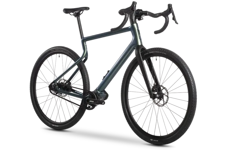 Das Urwahn WALDWIESEL Gravel E-Bike mit Softride-Stahlrahmen, Pinion Smart.Shift-Antrieb und breiten Continental Terra Trail-Reifen in Seitenansicht