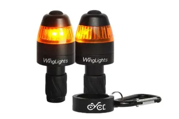 Zwei schwarze WingLights v3 Mag Blinker mit leuchtendem bernsteinfarbenem Licht und Schlüsselanhänger mit Karabiner